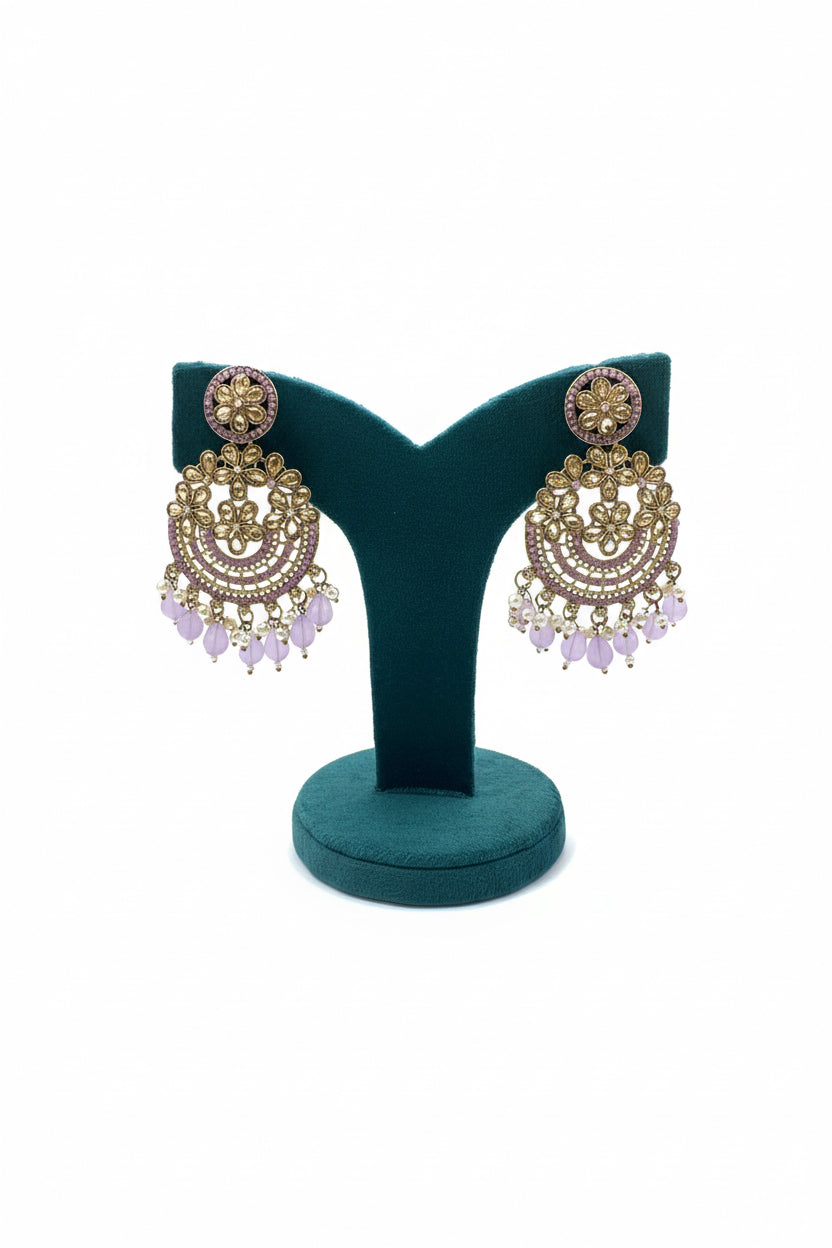 Boucles d'Oreilles Chandbali "Lilas" en Plaqué Or – Élégance Florale