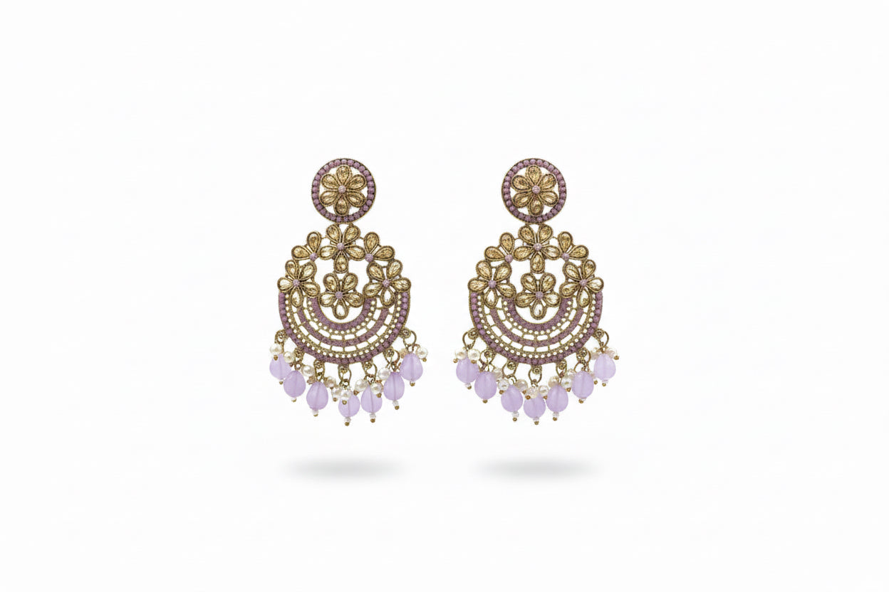Boucles d'Oreilles Chandbali "Lilas" en Plaqué Or – Élégance Florale